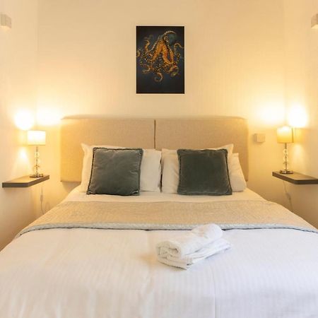 **Sunny And Bright, Thatchers Rock One Bed Beach Front Apartment*** Torquay Exteriör bild