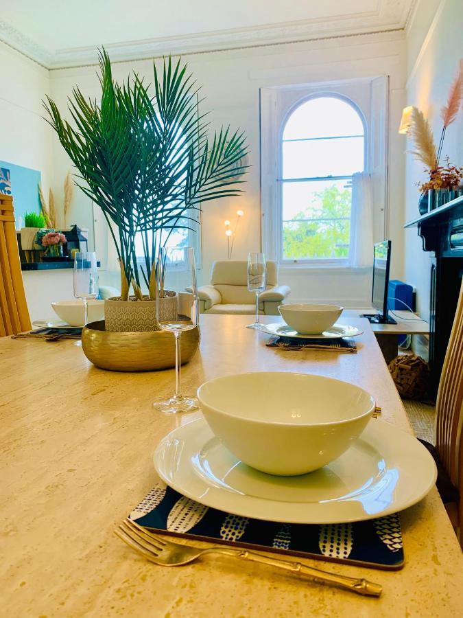 **Sunny And Bright, Thatchers Rock One Bed Beach Front Apartment*** Torquay Exteriör bild