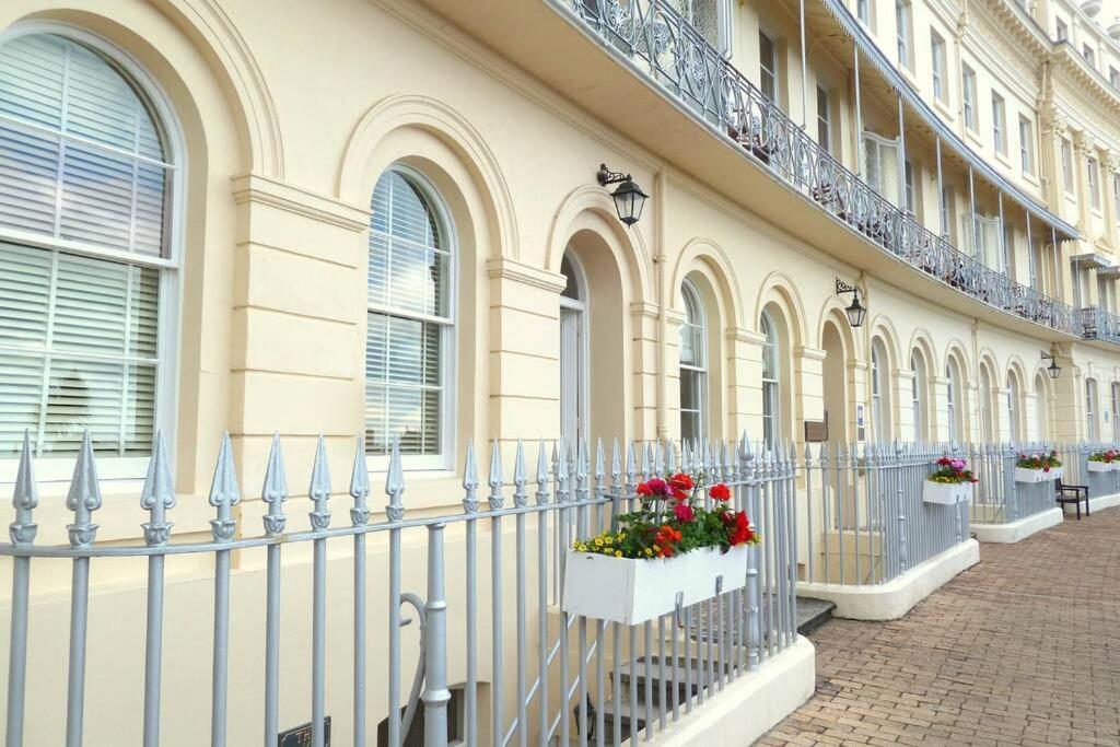 **Sunny And Bright, Thatchers Rock One Bed Beach Front Apartment*** Torquay Exteriör bild
