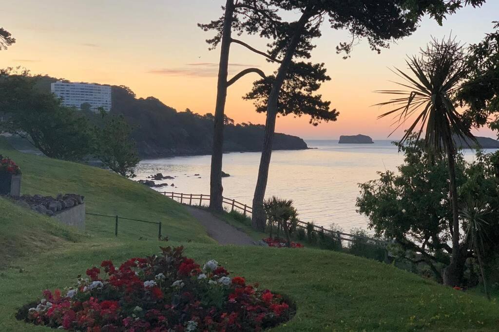 **Sunny And Bright, Thatchers Rock One Bed Beach Front Apartment*** Torquay Exteriör bild